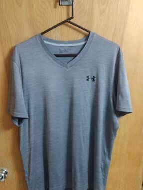 Under Armour Men’s Heather Gray V-Neck Athletic Tee Size L